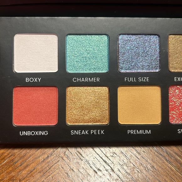 Eyeshadow palette. - Picture 2 of 4